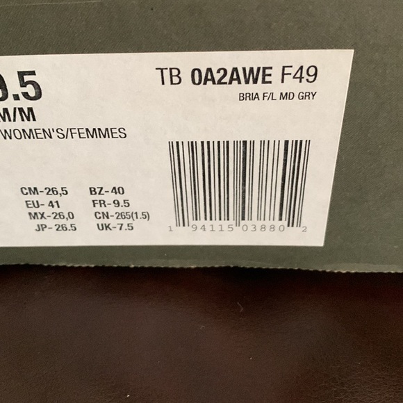 I have a brand new pair of women’s grey Timberlands size 9.5. - Picture 4 of 4